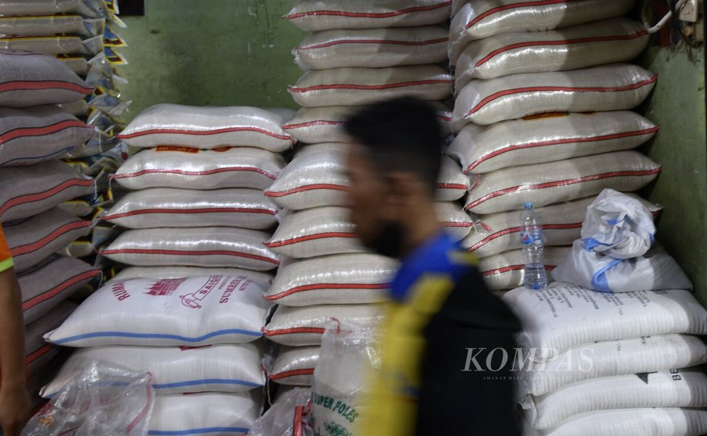 Stok beras tersedia di salah satu toko beras di Pasar Tomang Barat, Jakarta Barat, Rabu (23/3/2022). 
