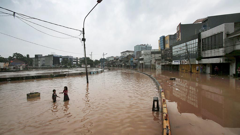 Jalan Jatinegara Barat, Jakarta Timur, Selasa (6/2) pukul 20.26, sudah dapat dilalui kembali oleh kendaraan. Sebelumnya, Selasa pukul 06.41, jalan itu tidak bisa dilalui karena banjir dan berangsur surut sekitar tiga jam kemudian
