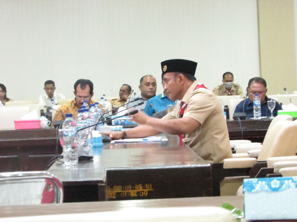 Kepala Dinas Pendidikan dan Kebudayaan NTT Linus Lusi berbicara di hadapan anggota Komisi V DPRD NTT di Kupang, Rabu (1/3/2023).