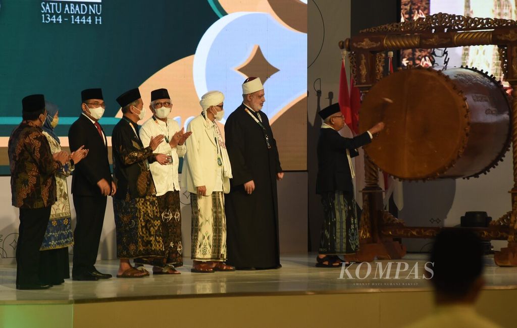 Wakil Presiden Maruf Amin membuka Muktamar Internasional Fikih Peradaban 1 dalam rangka peringatan Satu Abad Nahdlatul Ulama di Hotel Shangri-La, Surabaya, Jawa Timur, Senin (6/2/2023). 