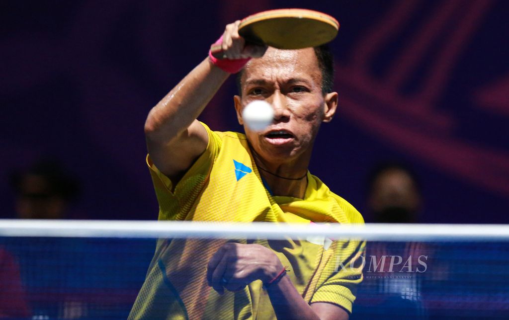 Atlet tenis meja Indonesia Kusnanto berusaha mengembalikan bola ke bidang permainan atlet Filipina Arandia Kevin pada final tunggal putra TT9 ASEAN Para Games 2022 di Solo Techno Park, Surakarta, Jumat (5/8/2022). Kusnato mempersembahkan emas setelah menang 11-4,11-7, 11-3.