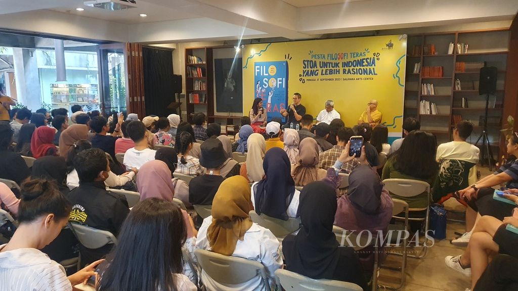 Penulis buku <i>Filosofi Teras</i>, Henry Manampiring, berbicara dalam diskusi buku cetakan ke-50-nya yang bertajuk Stoa untuk Indonesia yang Lebih Rasional di Salihara Arts Center, Jakarta Selatan, Minggu (17/9/2023).