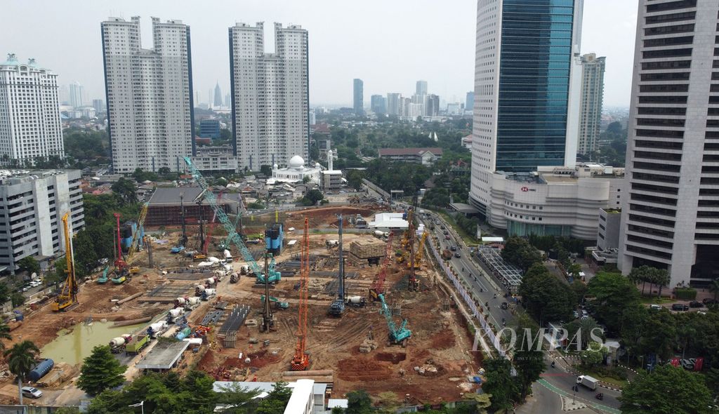 Alat berat digunakan pekerja untuk menyelesaikan pembangunan gedung pencakar langit Oasis Central Sudirman di Jalan Jenderal Sudirman, Jakarta, Kamis (8/6/2023). 