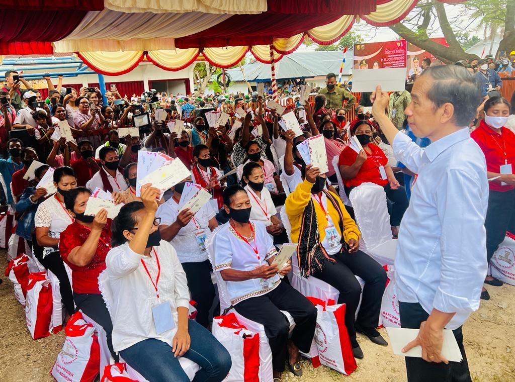 Presiden Joko Widodo menyampaikan bantuan sosial berupa BLT produktif kepada masyarakat penerima manfaat di sekitar Kantor Pos Saumlaki, Kepulauan Tanimbar, Provinsi Maluku, Jumat (2/9/2022). 