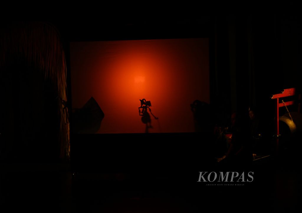 Dalang Diman (74) membawakan wayang kulit Banjar dalam pementasan Panggung Maestro di Teater Wahyu Sihombing, Taman Ismail Marzuki, Jakarta, Sabtu (9/3/2024). 