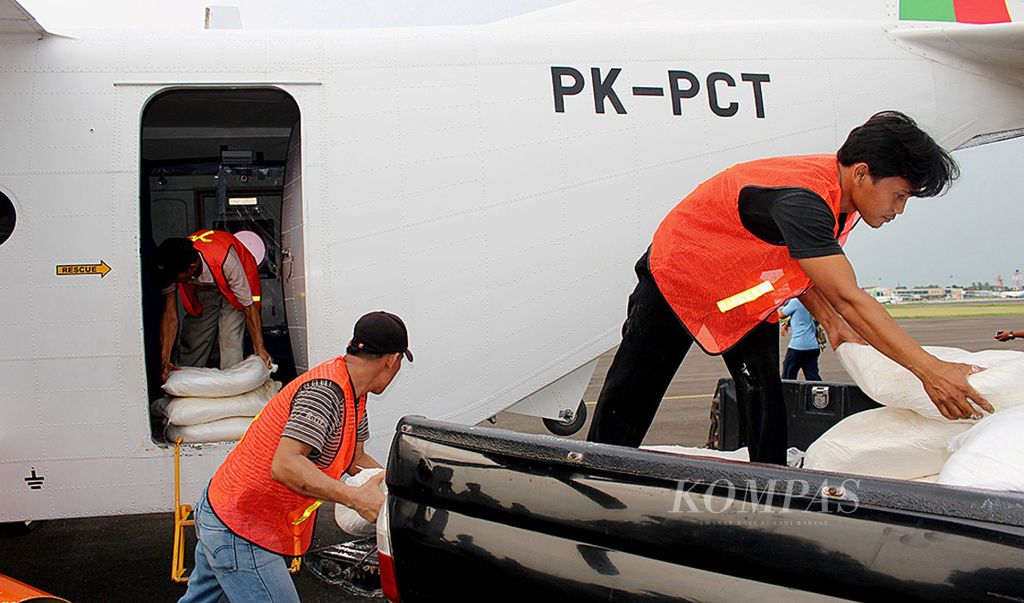Petugas mengangkut garam ke dalam pesawat CASA di Pangkalan Udara Militer Palembang yang akan digunakan sebagai bahan untuk pelaksanaan teknologi modifikasi cuaca beberapa waktu lalu.