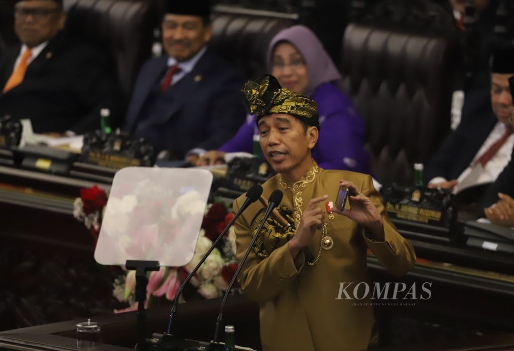 Gaya Presiden Joko Widodo saat menyampaikan pidato kenegaraan dalam Sidang Bersama DPD dan DPR tahun 2019 di Gedung Nusantara 1, Kompleks Parlemen, Senayan, Jakarta, Jumat (16/8/2019). 