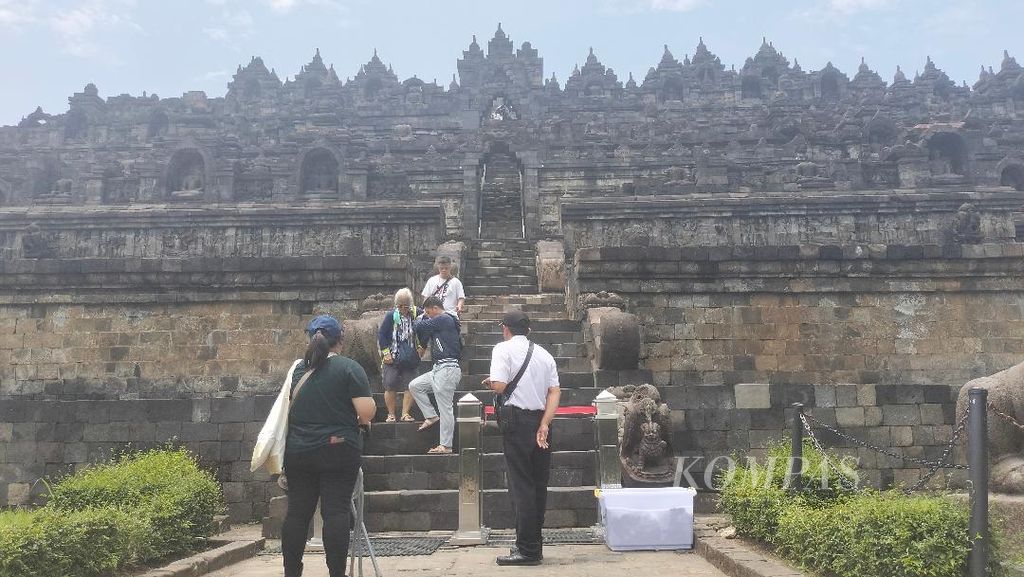 Seorang wisatawan yang sudah lanjut usia tampak kepayahan menuruni tangga Candi Borobudur, Kabupaten Magelang, Jawa Tengah, Rabu (22/3/2023_.