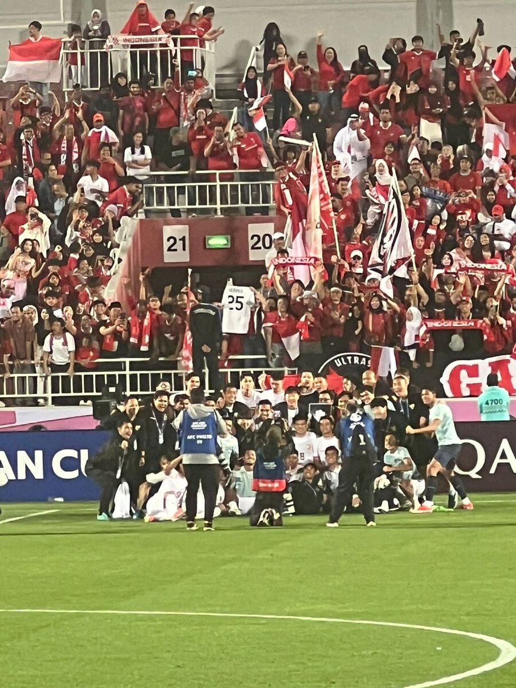 Indonesian players and officials were photographed together in front of the Ultras Garuda Qatar supporter group who remained faithful in their support during Indonesia's match against South Korea in the quarterfinals of the 2024 Asian Cup U-23 at the Abdullah bin Khalifa Stadium in Doha, Qatar on Friday (26/4/2024).