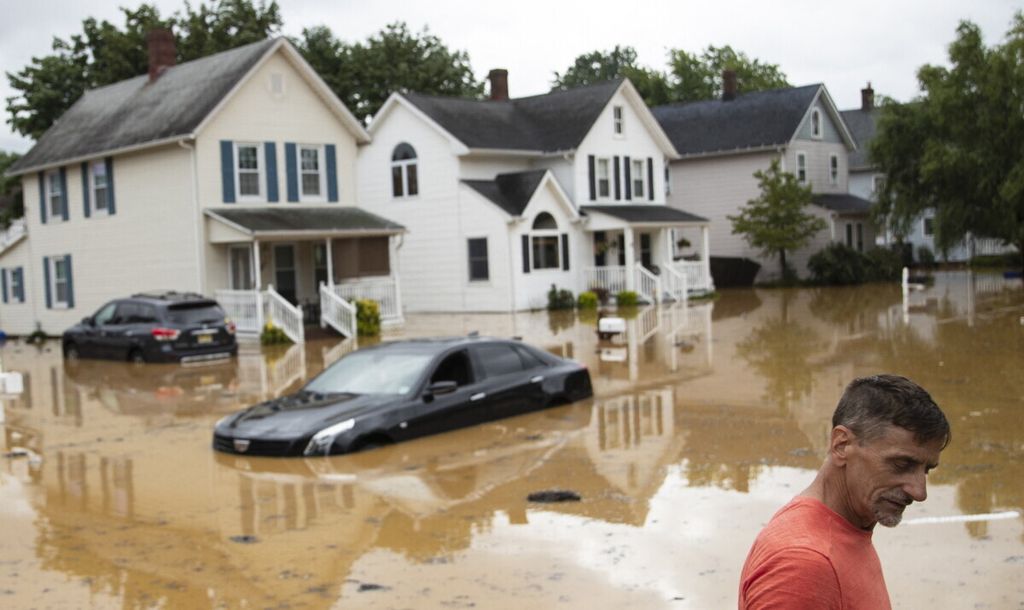 Banjir bandang saat badai tropis Henri mendarat di Helmetta, New Jersey, Amerika Serikat, Minggu (22/8/2021). 