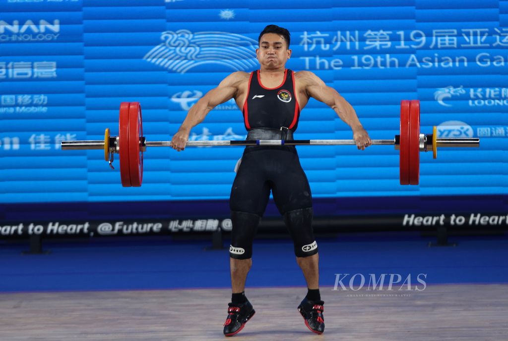 Lifter Indonesia, Ricko Saputra tampil dalam final kelas 61 kg putra Asian Games Hangzhou 2022 di Xiaoshan Sports Centre Gymnasium, Hangzhou, Provinsi Zhejiang, China, Minggu (1/10/2023). Ricko berada di urutan ke-7 dengan total angkatan 288 kg, snatch (128 kg) dan clean and jerk (160 kg). 