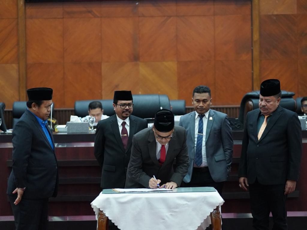 Ketua Komisi Kebenaran dan Rekonsiliasi (KKR) Aceh Masthur Yahya menandatangani serah terima buku laporan temuan kesaksian korban pelanggaran HAM masa lalu di Aceh, Selasa (12/12/2023). KKR Aceh mengumpulkan  5.195 pernyataan korban