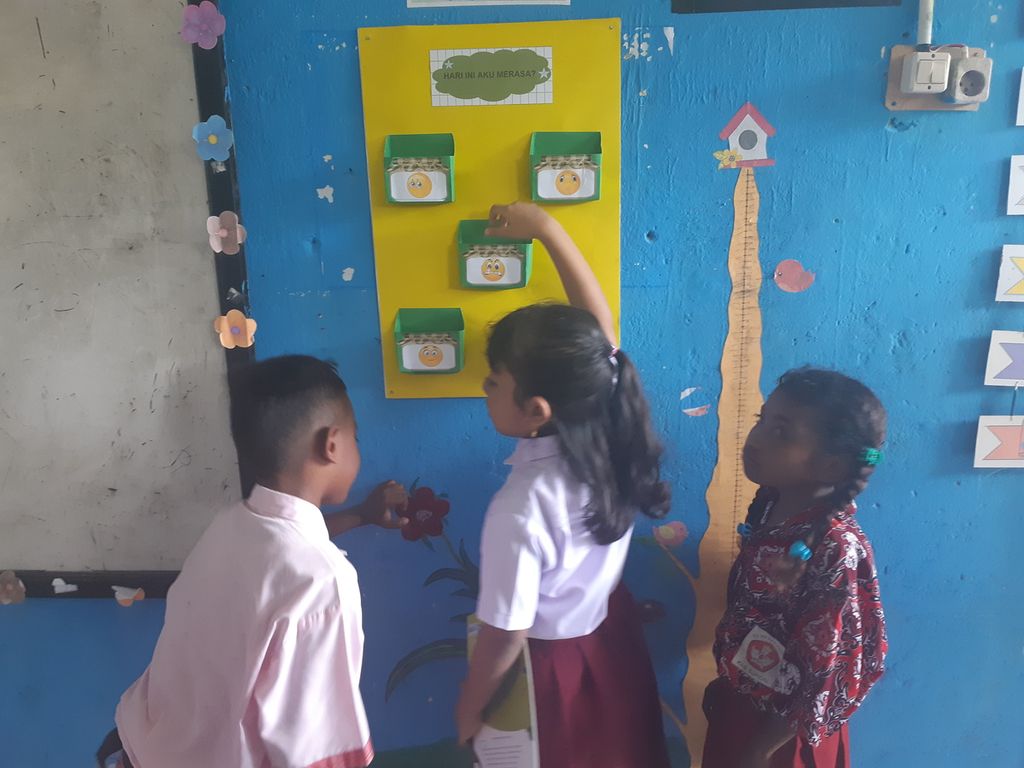 Para siswa di berbagai sekolah di Kabupaten Supiori, Papua, mulai merasakan iklim dan lingkungan sekolah yang menyenangkan. Para guru, kepala sekolah, dan pengawas mendapatkan penguatan untuk belajar bersama di komunitas Gerakan Sekolah Menyenangkan (GSM) Supiori untuk menerapkan prinsip-prinsip pendidikan yang berpusat pada siswa. 