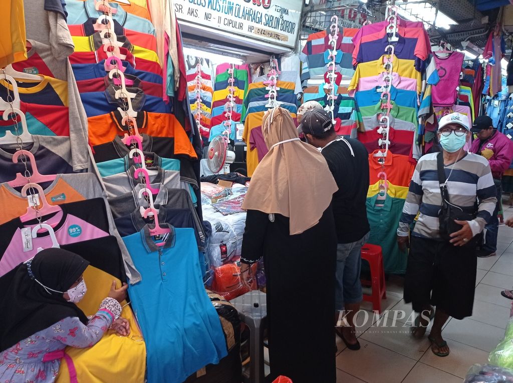 Suasana di salah satu toko pedagang di Pasar Cipulir, Jakarta, Selasa (29/3/2022). Pasar, yang sepi selama pandemi Covid-19, mulai ramai menjelang Ramadhan.