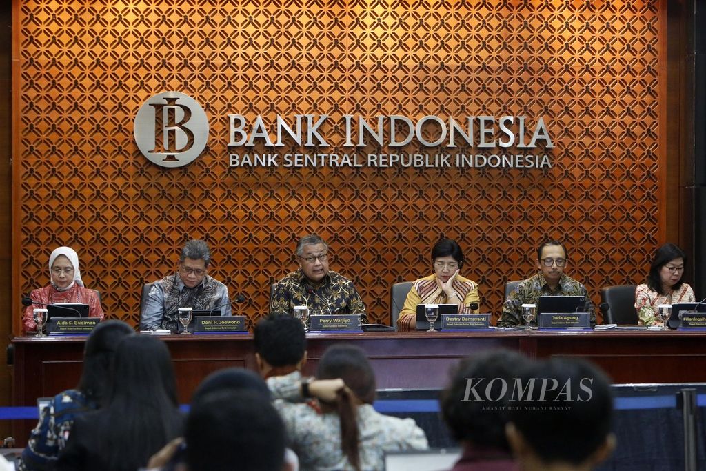 Gubernur Bank Indonesia Perry Warjiyo (ketiga dari kiri) didampingi jajarannya memimpin konferensi pers hasil Rapat Dewan Gubernur Bank Indonesia di Jakarta, Kamis (21/12/2023). BI mempertahankan suku bunga acuan pada level 6 persen. 