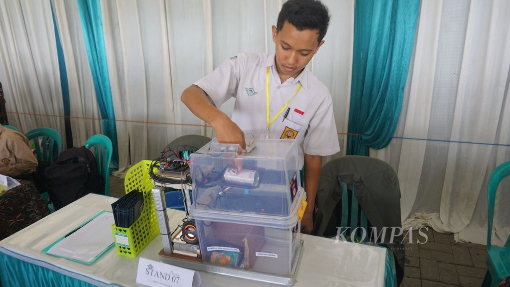 Muhammad Nabil Firdaus, siswa kelas VIII SMP Al Irsyad Purwokerto, menunjukkan karya penelitian berupa alat pemilah sampah, Jumat (17/1/2020), pada pergelaran Al Irsyad Forum of Research and Experiment (Airforce Fair 2020), di Purwokerto, Banyumas, Jawa Tengah.