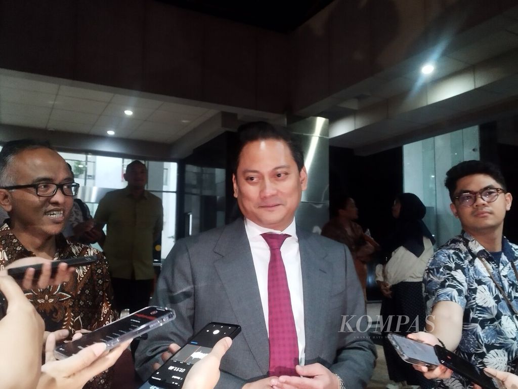 Wakil Menteri Keuangan II Thomas Djiwandono memberikan keterangan kepada awak media seusai rapat dengan Sekretaris Jenderal Kementerian Keuangan, di Jakarta, Kamis (18/7/2024). Thomas diberikan tugas khusus mengawal penyusunan RAPBN 2025 agar sejalan dengan visi-misi Prabowo-Gibran. 