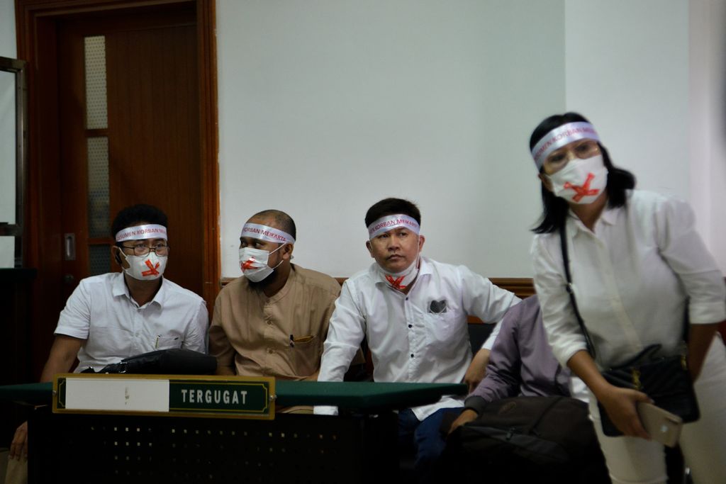 Sejumlah anggota Perkumpulan Komunitas Peduli Konsumen Meikarta yang menjadi tergugat hadir di Pengadilan Negeri Jakarta Barat, Selasa (24/1/2023). 
