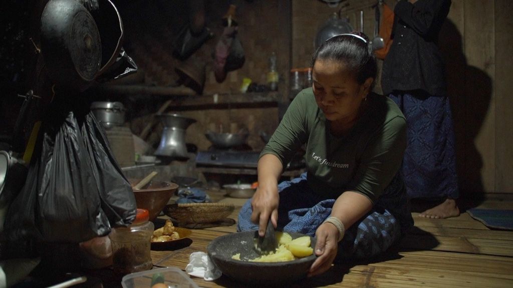  Ambu Misna, warga Baduy Luar, memasak untuk sarapan bersama para tamu, Sabtu (29/10/2022). Sebagian bahan pangan yang dimasak Ambu Misna, dibawa oleh tamu yang bermalam di rumahnya.