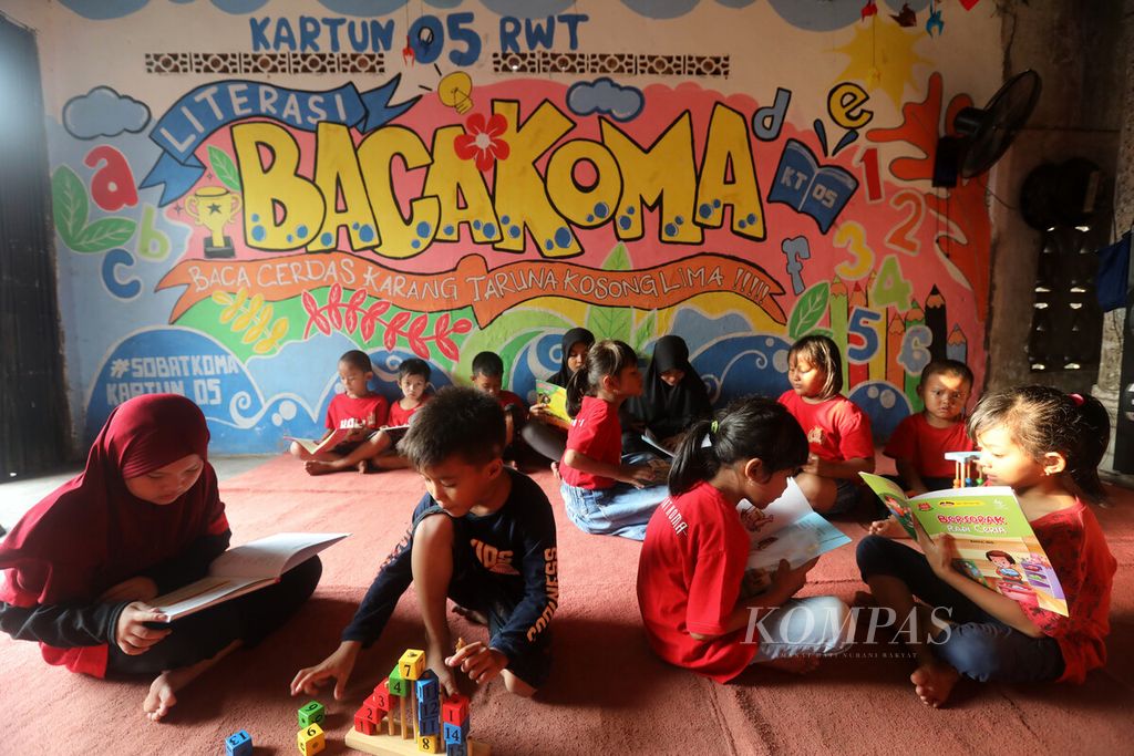 Anak-anak berkegiatan di Bale Buku Kale Lima di kawasan Rawa Terate, Cakung, Jakarta (13/9/2022). Bale buku ini  dikelola oleh karang taruna RW 05 setempat.  Tujuan utama dibentuknya bale buku ini untuk mengurangi ketergantungan anak-anak pada gawai dan meningkatkan minat baca. 