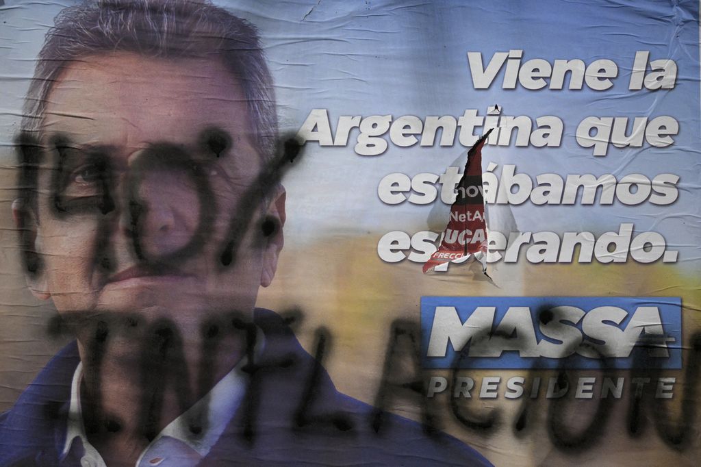 Poster kampanye pemilu Menteri Ekonomi Argentina dan calon presiden dari partai Union por la Patria, Sergio Massa, dirusak oleh grafiti bertuliskan inflasi 140 persen di Buenos Aires, Argentina, Minggu (19/11/2023). 