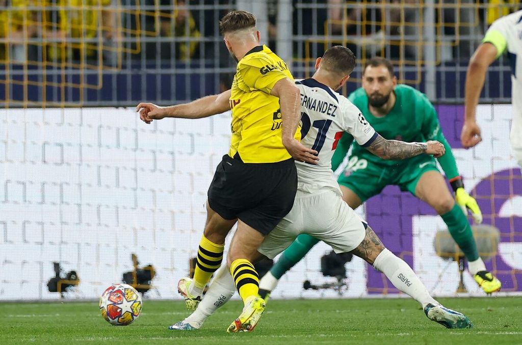Striker Dortmund, Niclas Fuellkrug (kiri), mencetak gol ke gawang Paris Saint-Germain pada laga semifinal Liga Champions, Kamis (2/5/2024) dini hari WIB. 