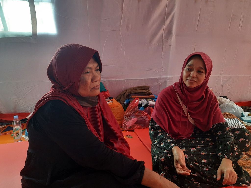 Painem (58) dan Sri Kustiwati (45) merupakan korban kebakaran yang mengungsi di Jalan Edi IX, Setiabudi, Jakarta Selatan, Senin (13/3/2023).