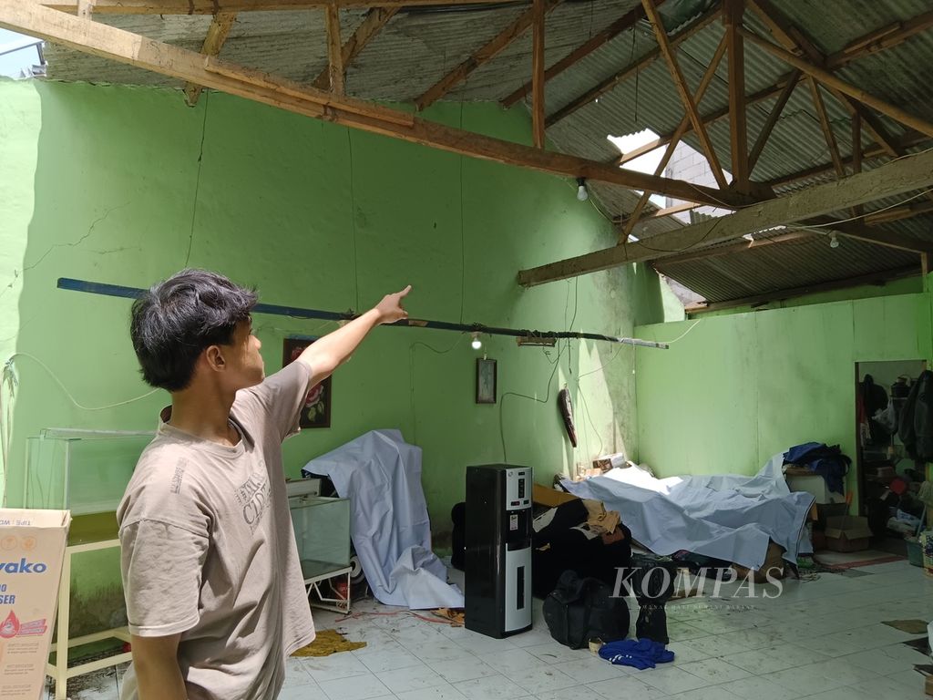Salah satu rumah warga di Desa Nanjung Mekar, Kecamatan Rancaekek, Kabupaten Bandung, Jawa Barat, seusai terdampak bencana puting beliung, Kamis (22/2/2024). Puting beliung menerjang Desa Nanjung Mekar pada Rabu (21/2/2024) sekitar pukul 16.00.