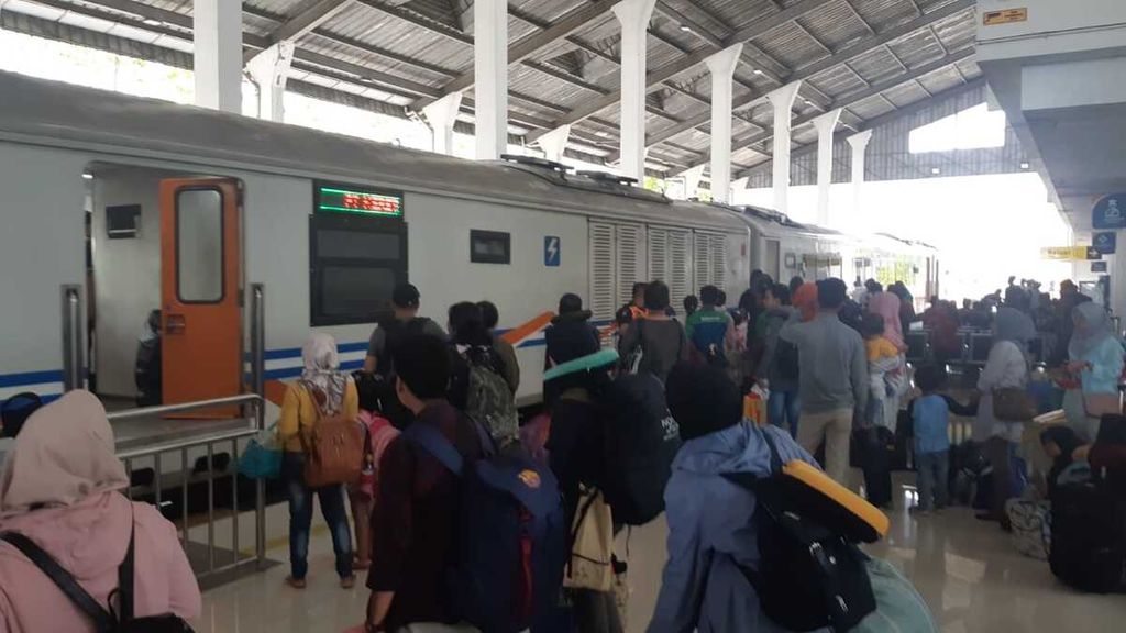 Sejumlah calon penumpang hendak menaiki KA Wijayakusuma jurusan Banyuwangi-Cilacap dari Stasiun Ketapang, Banyuwangi, Jumat (28/2/2020).