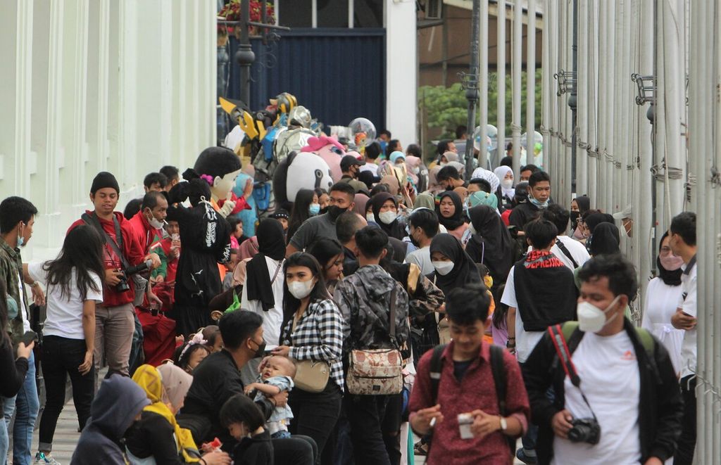 Situasi keramaian pengunjung di samping Gedung Merdeka, Kota Bandung, Jawa Barat, Minggu (21/11/2021). Meskipun kasus Covid-19 di Bandung menurun, kerumunan tanpa menerapkan protokol kesehatan dengan ketat berpotensi memicu lonjakan kasus. 