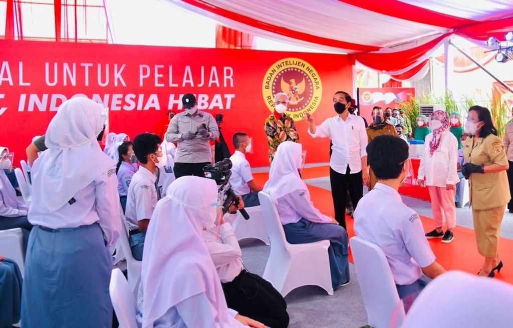 Presiden Jokowi didampingi Ibu Iriana Joko Widodo ketika berdialog dengan para peserta vaksinasi pelajar di beberapa daerah melalui konferensi video dari SMA Negeri 1 Kartasura, Kabupaten Sukoharjo, Jawa Tengah (13/9/ 2021).
