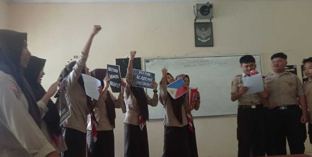 Para pelajar di SMAN 1 Sigaluh, Kabupaten Banjarnegara, Jateng, belajar sejarah reformasi dengan menggelar simulasi aksi demonstrasi di sekolahnya, Senin (4/3/2024).