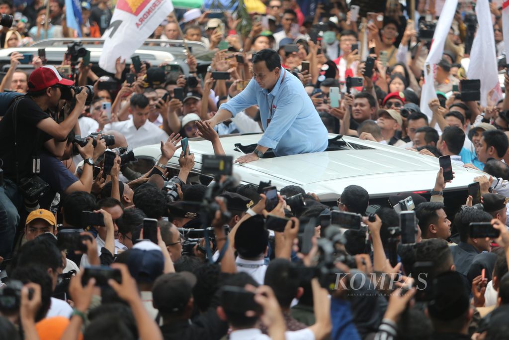 Prabowo menyapa pendukungnya seusai mendaftar sebagai pasangan bakal capres-cawapres Pilpres 2024 bersama Gibran, Rabu (25/10/2023). Pasangan bakal capres dan bakal cawapres Prabowo dan Gibran didukung oleh sembilan parpol yang tergabung dalam Koalisi Indonesia Maju.