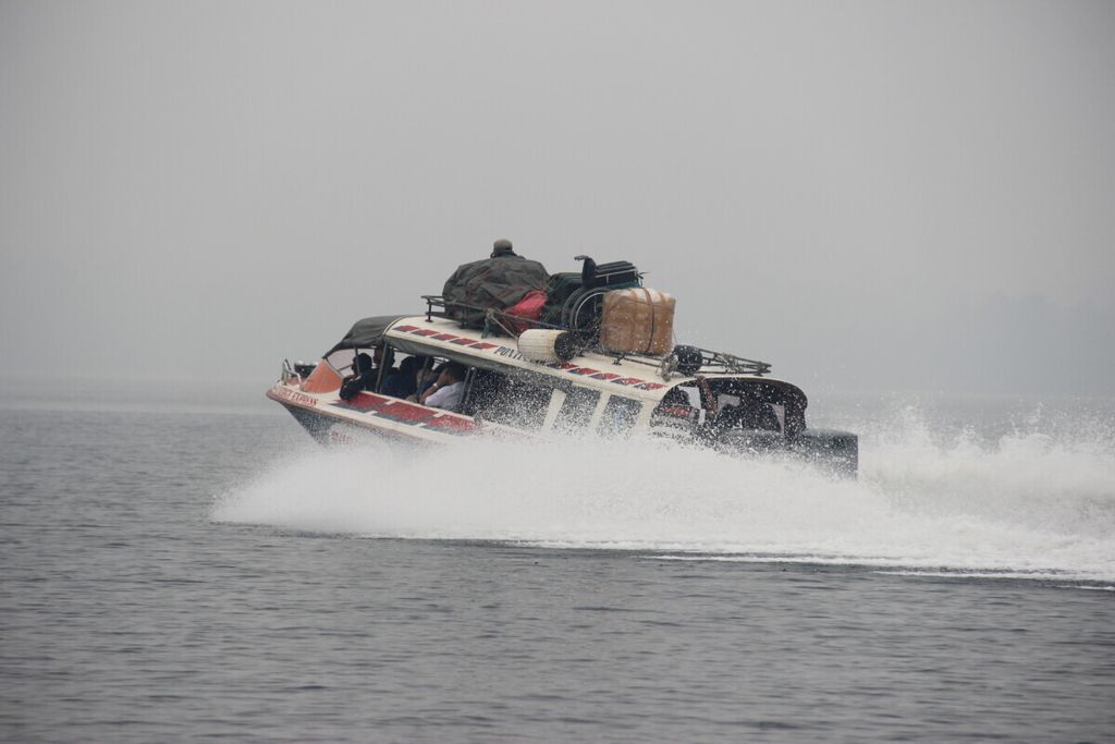 Perahu cepat dari Sukadana, Kabupaten Kayong Utara, menuju Pontianak, Kalimantan Barat, pada Oktober 2015 di tengah kepungan kabut asap. 