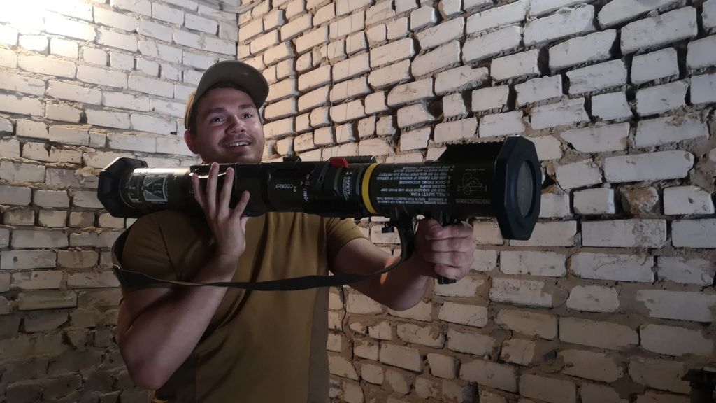 Danilo (27) memegang senjata antitank di sebuah gudang senjata di Ukraina bagian selatan, Rabu (22/6/2022). Di gudang itu tersimpan pula beberapa ranjau darat buatan sejumlah negara Asia Selatan.