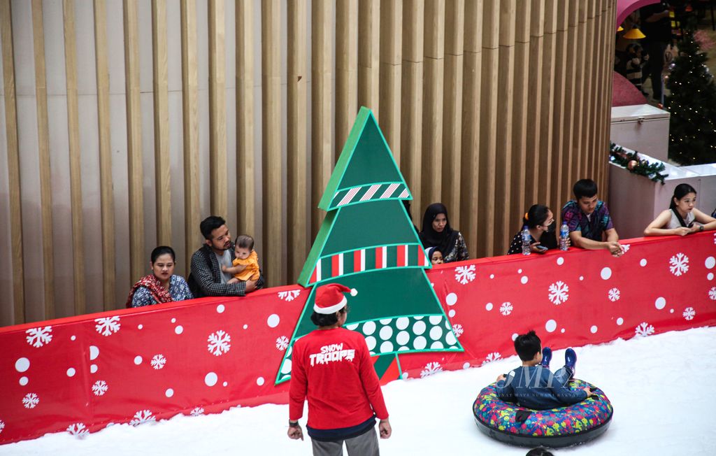 Pengunjung menyaksikan wahana permainan bernuansa Natal menghiasi pusat perbelanjaan di kawasan Tajung Duren, Jakarta Barat, Minggu (10/12/2023). Natal dan Tahun Baru menjadi momentum bagi pengelola pusat perbelanjaan untuk meningkatkan kunjungan dan belanja masyarakat. 