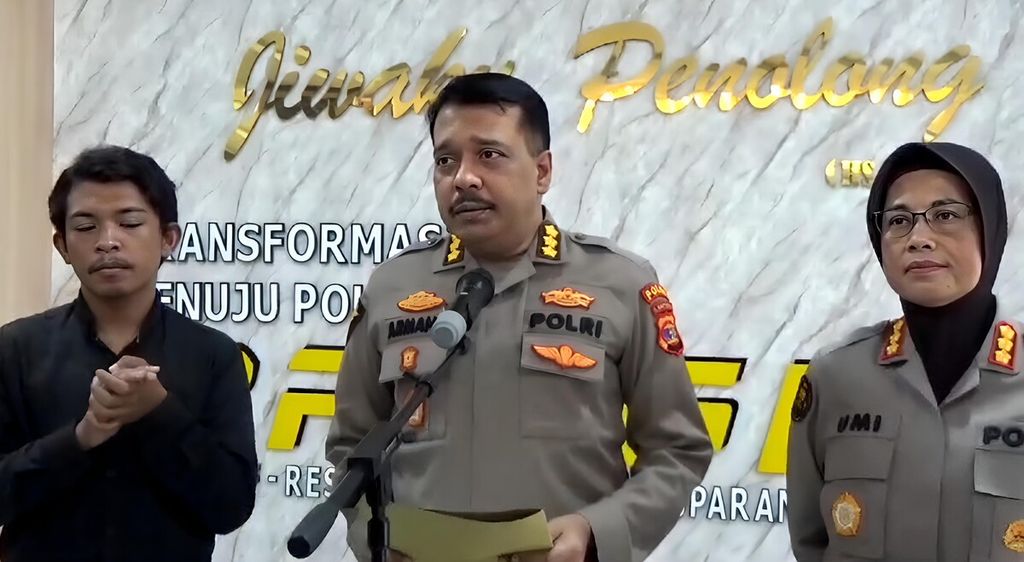 Kepala Bidang Kedokteran dan Kesehatan Kepolisian Daerah Lampung Komisaris Besar Polisi Mardi Sudarman saat memberikan keterangan terkait dengan identifikasi mayat yang ditemukan di perairan Lampung, Rabu (18/10/2023). 