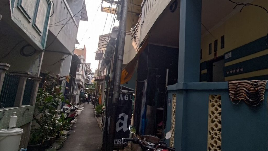 Kondisi gang di perkampungan padat Dwiwarna, Sawah Besar, Jakarta Pusat, seperti terlihat Sabtu siang (11/11/2023) lalu. Kawasan itu merupakan tempat tinggal Gaby adalah salah satu pemilik rekening yang digunakan untuk menampung deposit di situs judi online Big777.