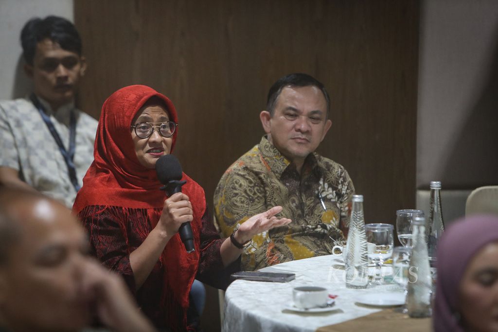 Presiden Direktur PT XL Axiata Tbk Dian Siswarini berbicara dalam diskusi Kompas Collaboration Forum di Gedung Kompas Gramedia, Jakarta, Jumat (7/7/2023). 