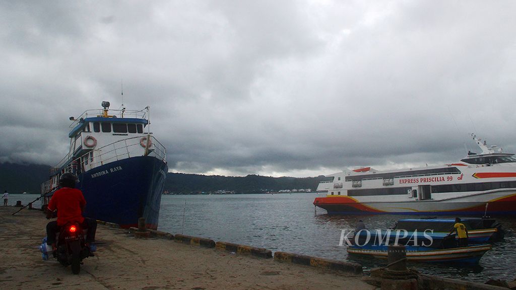 Sebuah kapal pelayaran rakyat masih tertahan di Pelabuhan Slamet Riyadi, Kota Ambon, Maluku, Sabtu (10/6). Saat ini gelombang tinggi sedang melanda wilayah perairan Maluku dengan tinggi gelombang  3 meter.