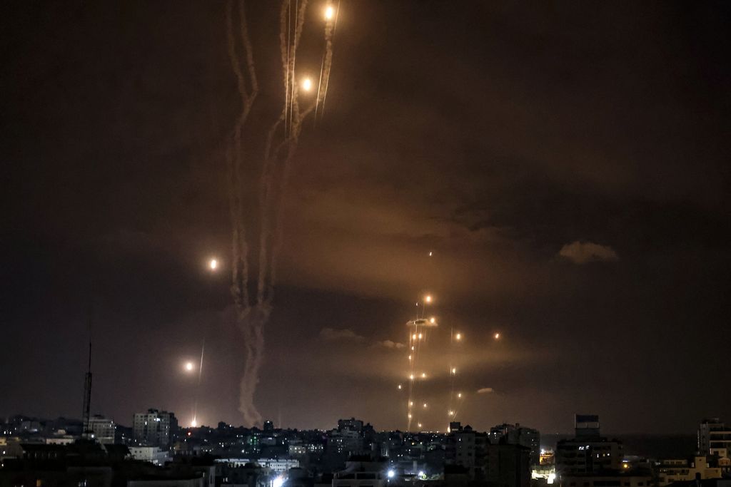 Roket yang ditembakkan milisi Palestina dari kota Gaza dicegat oleh sistem rudal pertahanan Iron Dome Israel, Sabtu (7/10/2023). Sedikitnya 70 orang dilaporkan tewas di Israel, sementara otoritas Gaza merilis jumlah korban tewas sebanyak 198 orang. Dalam eskalasi paling berdarah dalam konflik yang lebih luas sejak Mei 2021, ratusan orang lainnya terluka di kedua sisi.