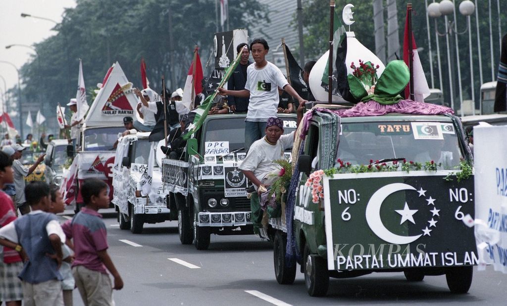 Hari pertama kampanye Pemilu 1999 di ibu kota Jakarta, Kamis (19/5/1999), meriah dengan pawai dari partai politik peserta pemilu. 