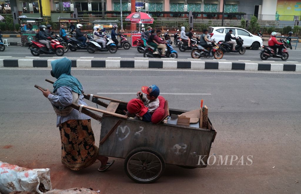 Pemulung dan anak-anaknya menyisir Jalan Raya Siliwangi, Benda, Tangerang Selatan, Banten untuk mencari barang bekas, Jumat (10/11/2023). Pekerjaan rumah untuk calon presiden yang berkontestasi pada pada Pemilu 2024 adalah salah satunya mengentaskan kemiskinan di Tanah Air yang per Maret 2023 tercatat masih 25,9 juta orang. 