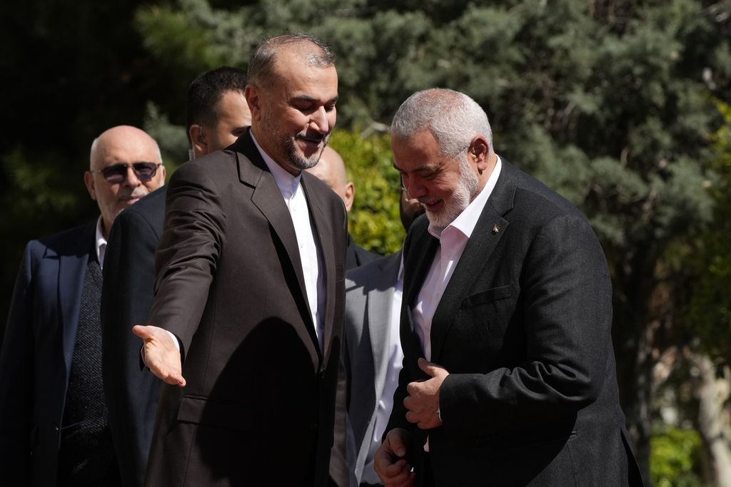 Menteri Luar Negeri Iran Hossein Amir Abdollahian menyambut kedatangan Pemimpin Kelompok Hamas Ismail Haniyeh di kantor Kemenlu Iran di Teheran, Iran (26/3/2024). 