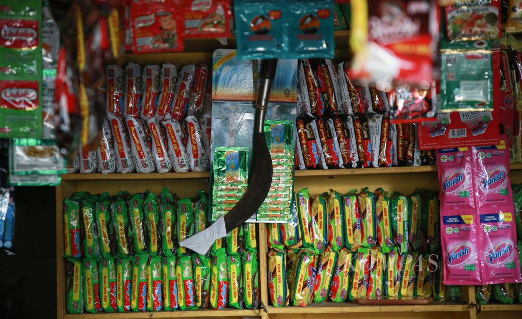 Celurit yang digantung di antara barang dagangan oleh pedagang warung klontong madura di daerah Pisangan, Ciputat. Timur, Tangerang Selatan, Banten, Selasa (8/11/2022). 