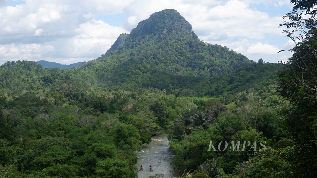 Gugusan Pegunungan Meratus sebagaimana tampak dari Kecamatan Loksado, Kabupaten Hulu Sungai Selatan, Kalimantan Selatan, Minggu (9/7/2023).