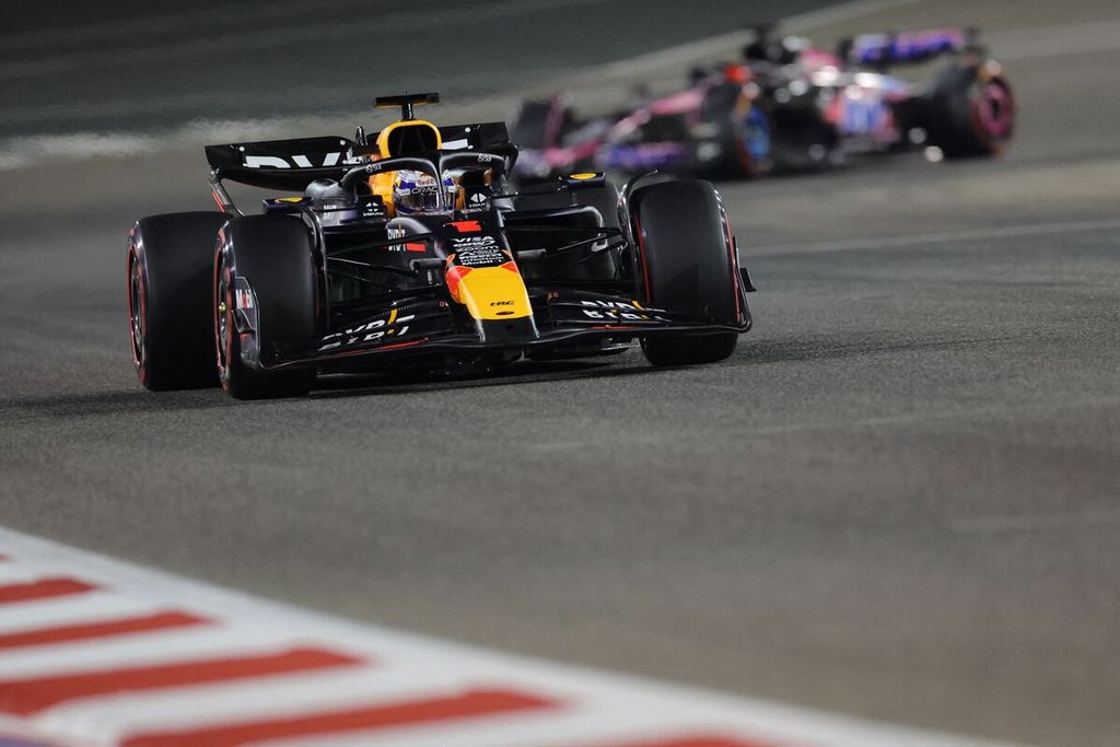 Pebalap Red Bull, Max Verstappen, memacu mobilnya di lintasan sirkuit saat sesi latihan bebas kedua Formula 1 seri Bahrain, Jumat (1/3/2024) dini hari WIB. 