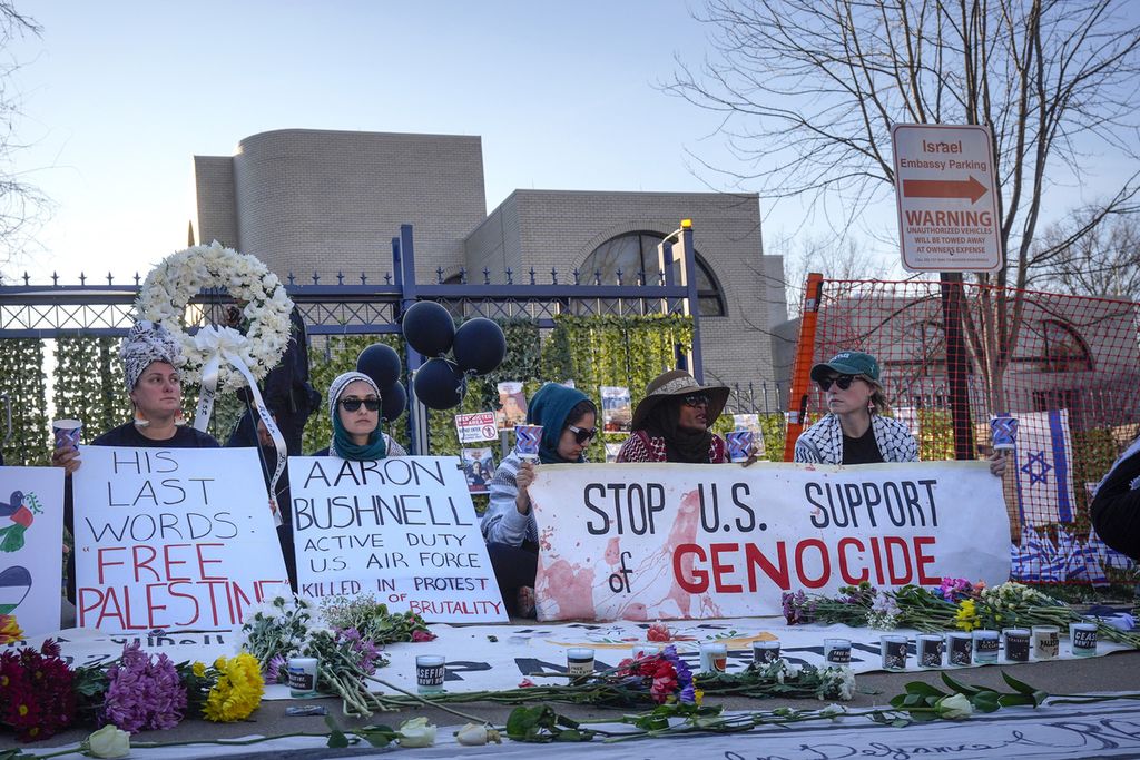 Demonstran berkumpul di luar Kedutaan Besar Israel di Wahington DC, Amerika Serikat, Senin (26/2/2024). Seorang anggota aktif Angkatan Udara AS tewas setelah membakar diri di luar kedutaan itu sambil meneriakkan "Bebaskan Palestina!"