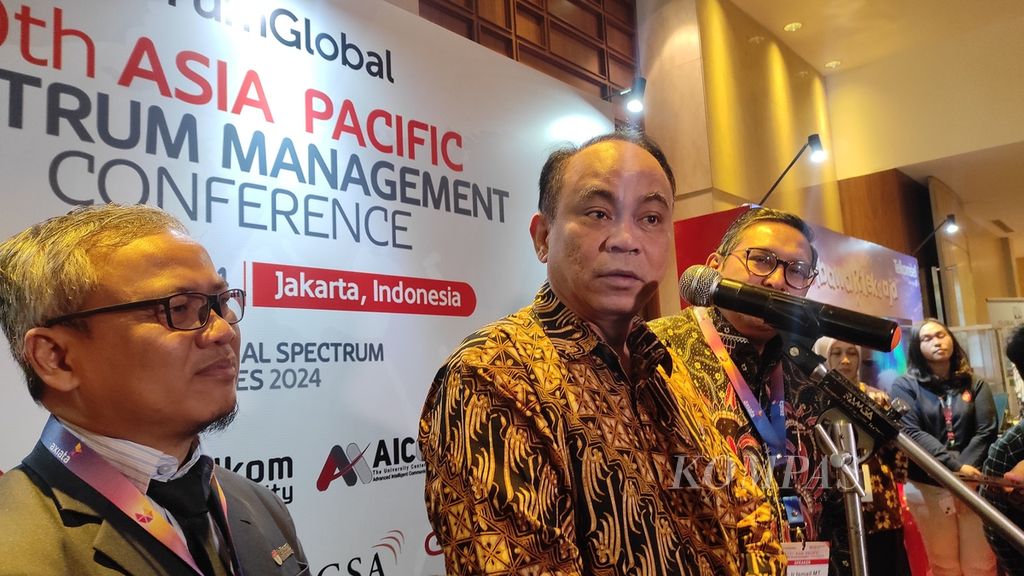 (From left to right) Telkom University Rector Adiwijaya, Minister of Communication and Information Technology Budi Arie Setiadi, and Director General of SDPPI Kemenkominfo Ismail gave a press statement during the 10th Asia Pacific Spectrum Management Conference on Tuesday (23/4/2024) in Jakarta.