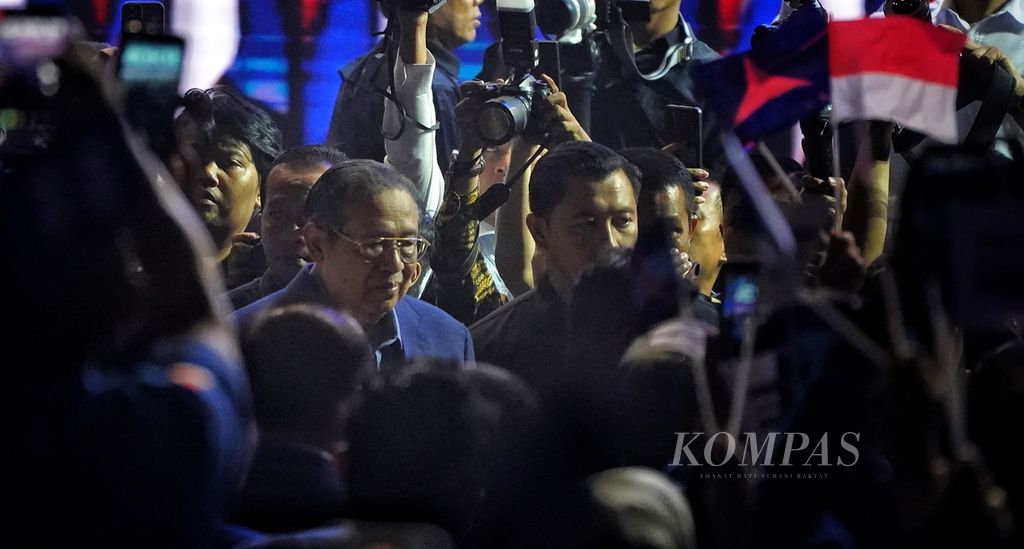 Ketua Majelis Tinggi Partai Demokrat Susilo Bambang Yudhoyono saat hadir menjelang Deklarasi Dukungan kepada Prabowo Subianto oleh Partai Demokrat pada Rapat Pimpinan Nasional Partai Demokrat di Jakarta Convention Center, Jakarta, Kamis (21/9/2023).